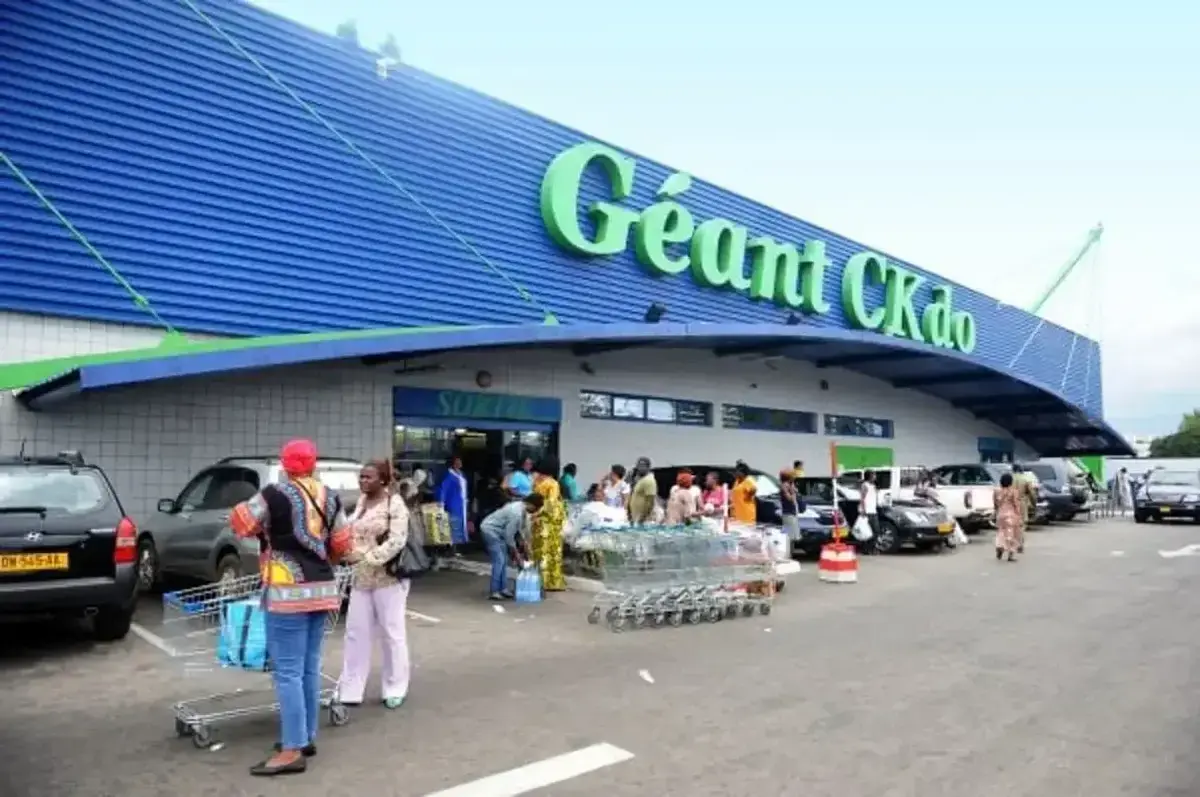 COMMENT LES ENSEIGNES DE GRANDE DISTRIBUTION TRANSFORMENT LES PAYSAGES URBAINS